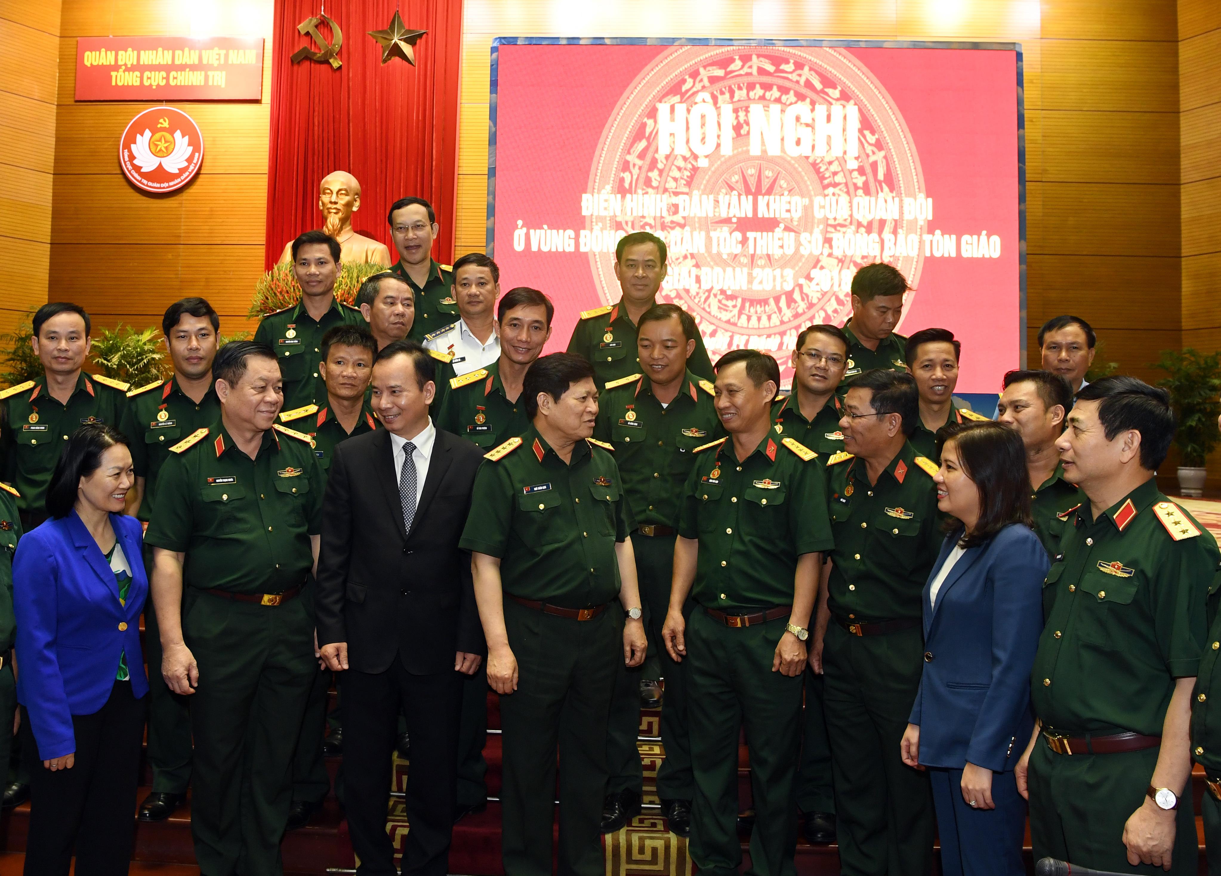 Ngời sáng phẩm chất Bộ đội Cụ Hồ - Bộ đội của dân